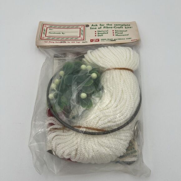 Vintage Fibre-Craft Macramé Mistletoe Bell Kit New in Package NOS - Picture 4 of 8